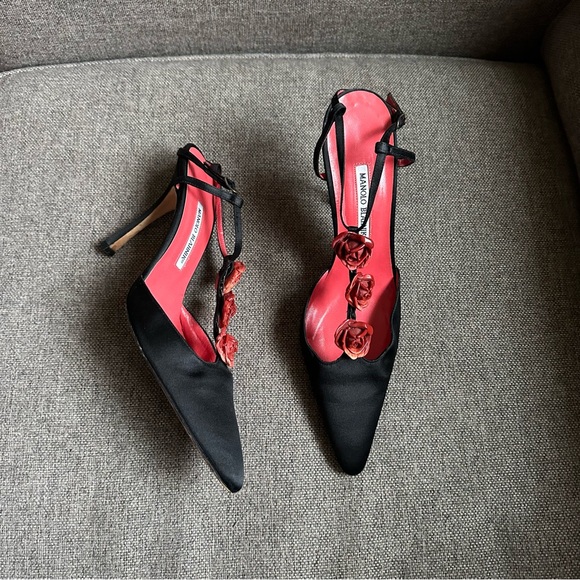 Vintage satin Manolo Blahnik rosebud heels - Picture 2 of 6